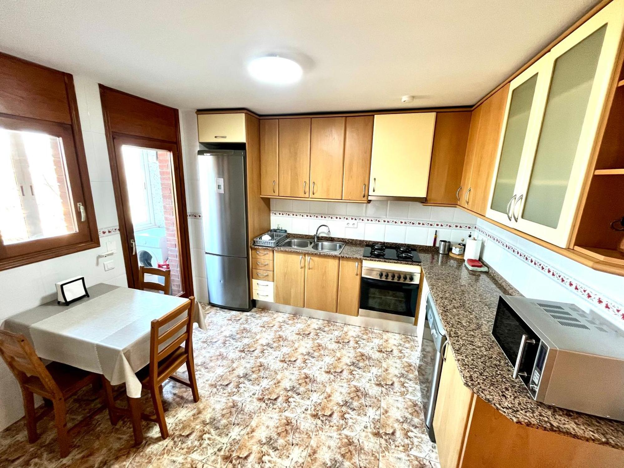 Amplio Apartamento, 5 Camas Sant Esteve Sesrovires Exterior photo